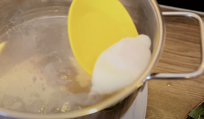 Потом выньте сваренное яйцо пашот шумовкой и положите на салфетку, чтобы стекла вода.