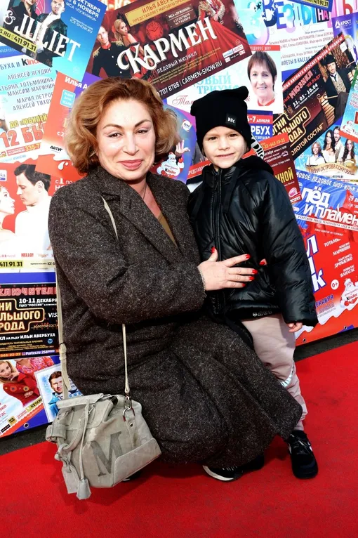 Симона Юнусова с внучкой Алисой фото