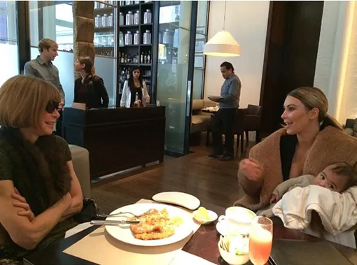 Главный редактор Vogue Анна Винтур с Ким Кардашьян и её дочерью Норт Уэст