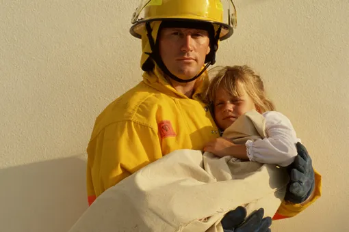 Пожарного наградили за спасение девочки, сброшенной с балкона горящего дома