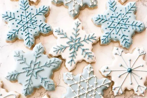 Все ищут этот рецепт: готовим простое сахарное печенье в форме снежинок
