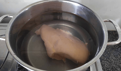 Чтобы сварить бульон для сырного супа, в трехлитровую кастрюлю положите мясо и налейте 2,5 литра воды. Когда бульон начнет закипать, тщательно снимите пену, добавьте чайную ложку соли и перец горошком. Варите на медленном огне 20 минут, затем выньте мясо.
