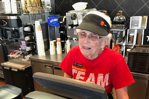 Эта старушка уже 44 года работает в ресторане фаст-фуда. И не собирается на пенсию