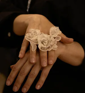 кольцо в виде розы стеклянное