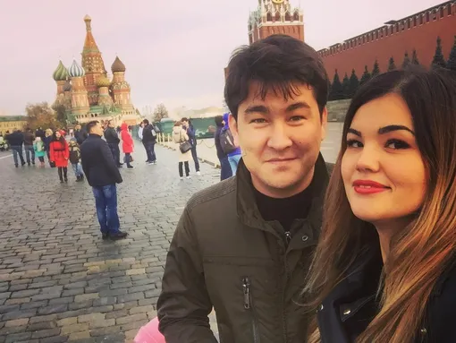 Азамат Мусагалиев с женой на Красной площади