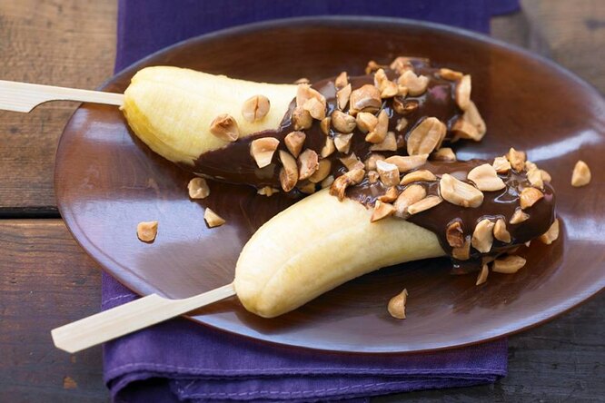 Банан в шоколаде — десерт на палочке