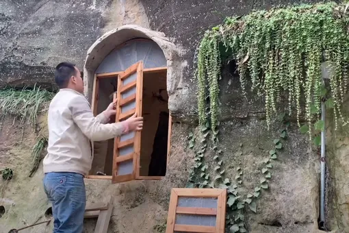 Китайский мастер выдолбил пещеру в скале и превратил ее в уютное жилище