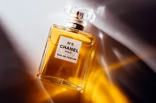 Почему духи Chanel No. 5 до сих пор – символ статуса