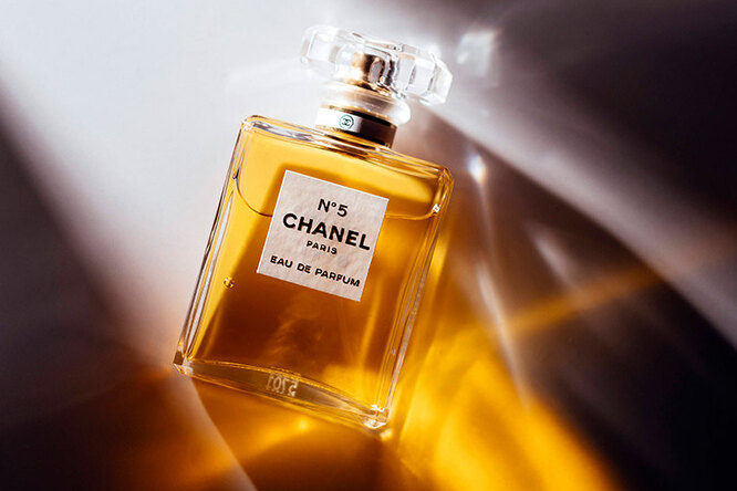 Почему духи Chanel No. 5 до сих пор – символ статуса