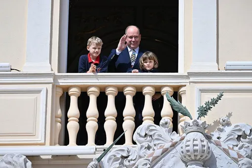 Князь Альбер вместе с детьми во время смены караула на балконе дворца