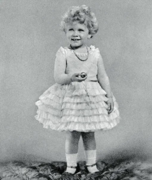 На фото королева Елизавета II в двухлетнем возрасте, 1928 год.