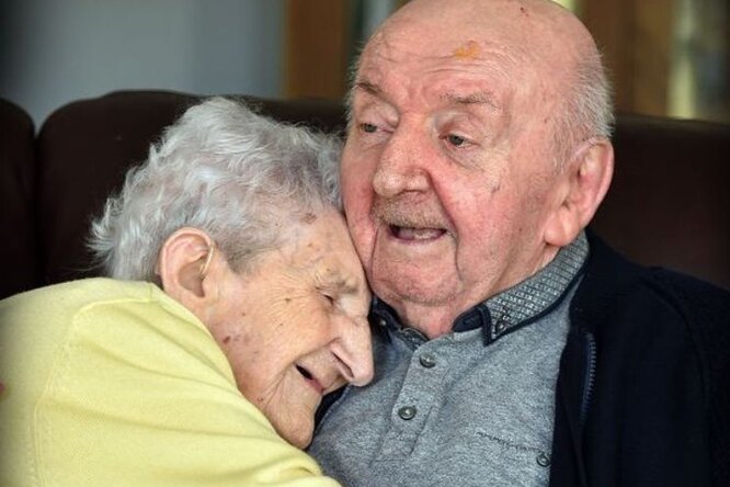 98-летняя мать переехала в дом престарелых, чтобы ухаживать за 80-летним сыном