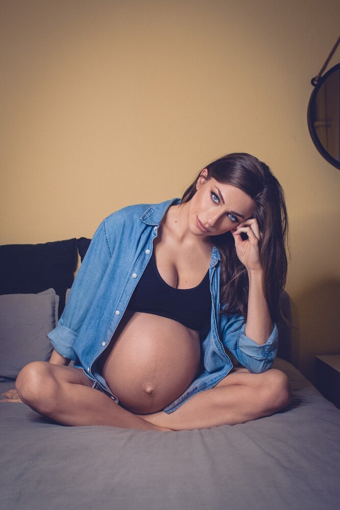недовольная беременная женщина
