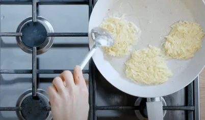 Выкладывайте тесто столовой ложкой на разогретую сковороду с растительным маслом. Жарьте драники на среднем огне с обеих сторон до появления румяной корочки.