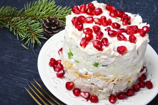 Гости будут просить у вас рецепт: приготовьте нежный салат с печенью и грибами на Новый год