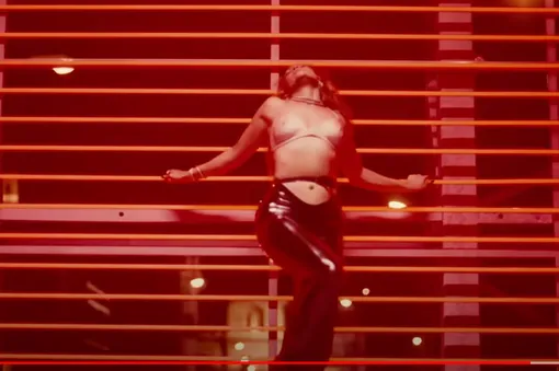 Кадры с откровенным танцем Джей Ло моментально разлетелись по интернету