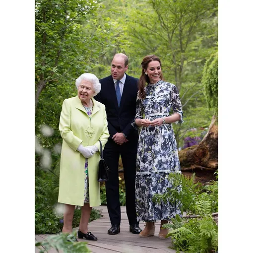 Королева Елизавета, принц Уильям и его супруга Кейт