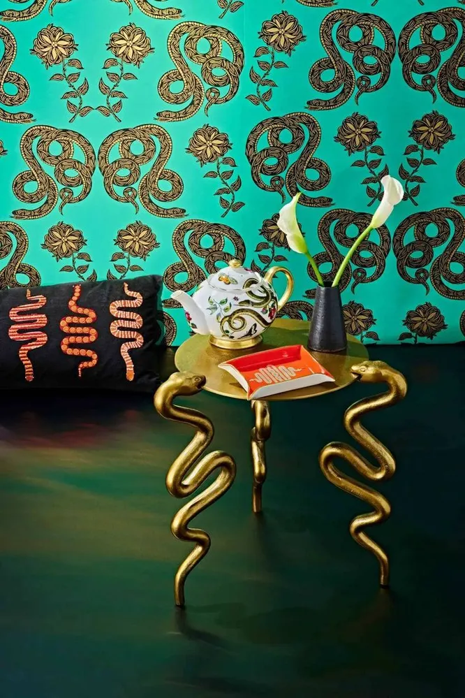 Пример бокового столика в виде змеи