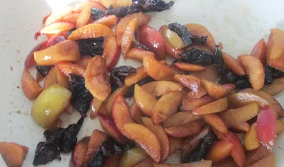 Приготовить начинку. Сливочное масло растопить и добавить к нему нарезанное яблоки. Тушить около 10 мин. Добавить к яблокам промытый и обсушенный нарезанный чернослив. Добавить корицу и мускатный орех. Все перемешать.