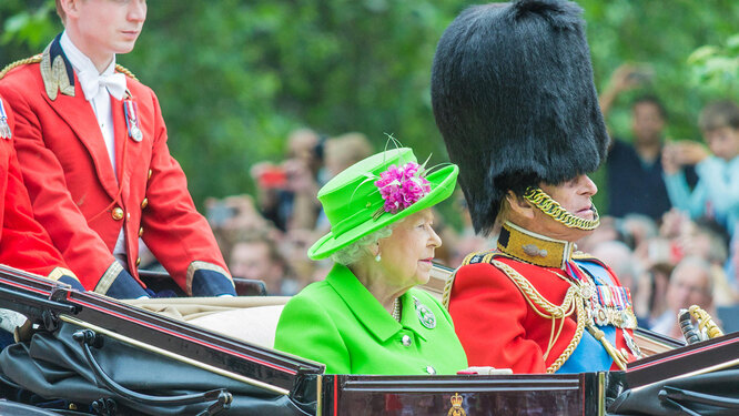Королева Елизавета II и принц Филипп на церемонии Trooping The Colour 11 июня 2016 года