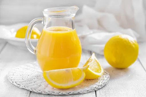 Два напитка из апельсинов и лимонов
