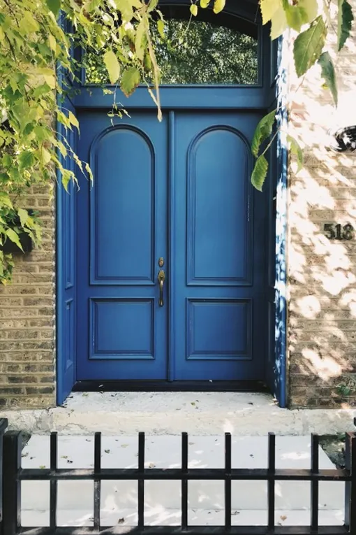 Входная дверь синего цвета смотрится дорого