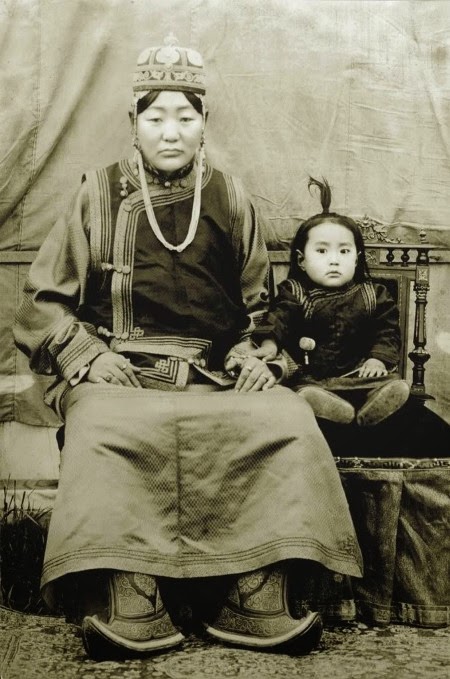 Жена Богдо-хана Дондогдулам и их приёмный сын Ч. Мурдорж