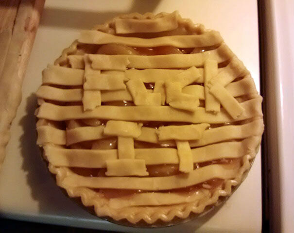 Попросила мужа сделать яблочный пирог с плетеным верхом