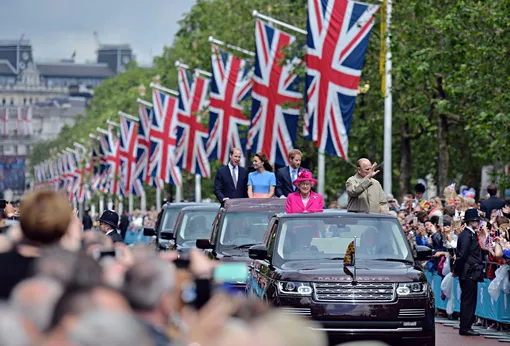 Королева Елизавета II и герцог Эдинбургский с принцем Уильямом, Кейт Миддлтон и принцем Гарри в центре Лондона в 2016 году
