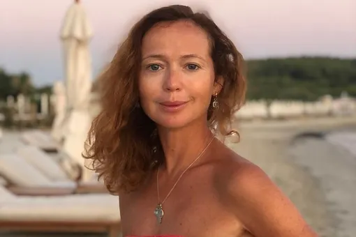«Какой плоский животик»: 47-летняя Елена Захарова танцует в бикини на пляже (видео)
