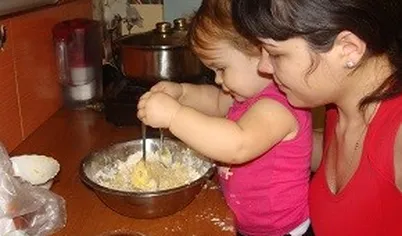 замешиваем тесто,можно и ребенку помесить немного,скатываем в шар и заворачиваем в пленку и на 30 минут в холодильник.