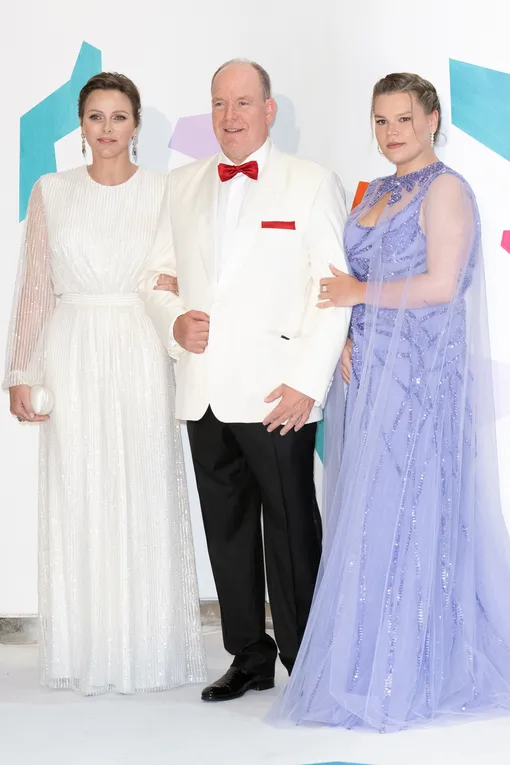 Князь Монако Альбер II с супругой, княгиней Шарлен и племянницей Камиллой Готлиб на торжественном балу Красного Креста Монако 29 июля 2023 года в Монте-Карло