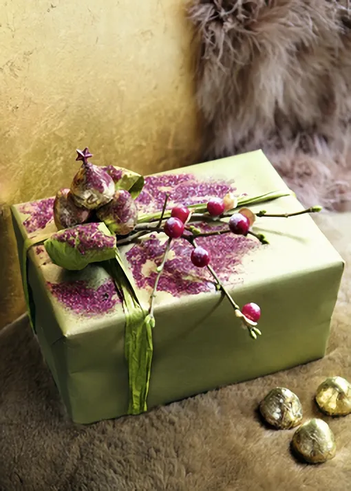 Красьте подарочную коробку трюфелями и блестками