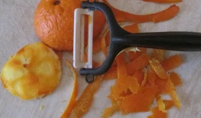 Снять цедру с апельсина.