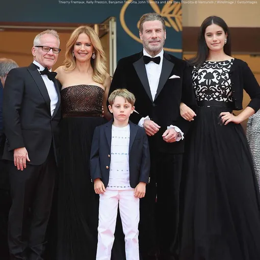 Джон Траволта с женой Келли Престон, дочерью Эллой Блю и сыном Бенджаменом в мае 2018 года