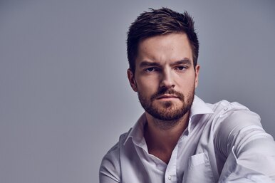 Не смотрел турецкий сериал «Постучись в мою дверь», стал отцом в 25 лет. Что ещё известно об актёре Никите Волкове?