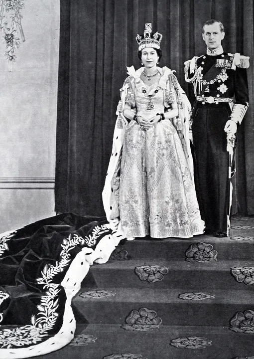 Фото Елизаветы II с мужем во время коронации.