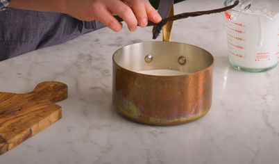 Для приготовления крем-брюле разогрейте духовку до 160 градусов. В среднюю кастрюлю поместите сливки, стручок ванили и его мякоть. Доведите до кипения. Снимите с огня, накройте и дайте настояться 15 минут. Удалите стручок ванили и оставьте для следующего использования