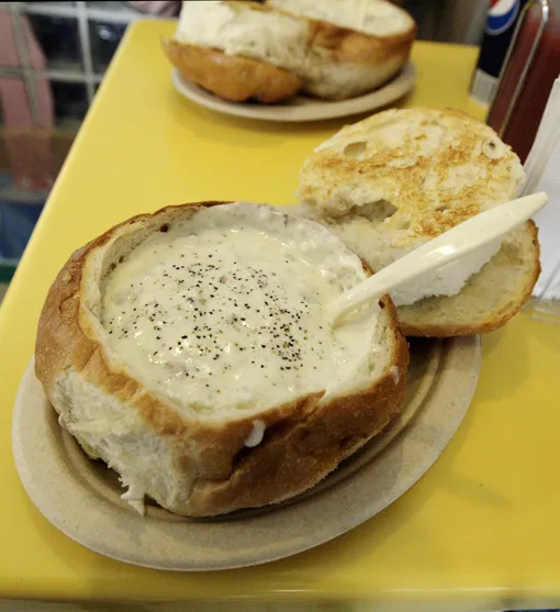 В Сан-Франциско суп клэм-чаудер иногда подают в хлебе
