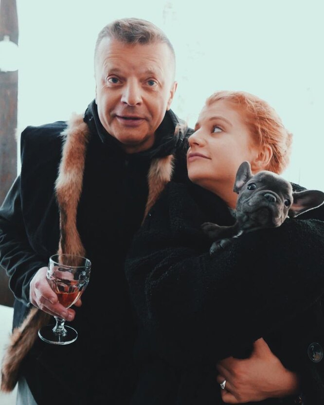 «Потрясающая пара»: дочь Леонида Парфёнова выложила нежное фото с мужем в первую годовщину свадьбы