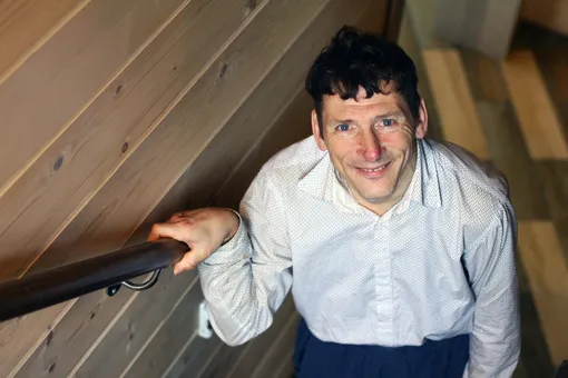Владимир Долматов в доме сопровождаемого проживания, построенном благотворительной организацией «Перспективы» в деревне Раздолье