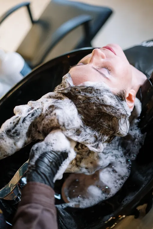 Как моют голову профессиональные парикмахеры