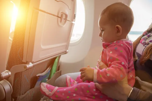 Мама заранее извинилась за плач младенца, раздав пассажирам самолета необычные подарки