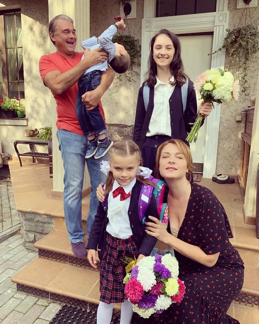 Светлана Антонова и Александр Жигалкин с детьми – Марией, Таисией и Арсением