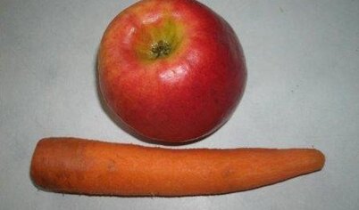 Тщательно вымыть яблоко, морковь, а также фрукты и ягоды для украшения ёлочки.