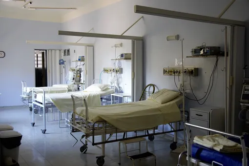 В подмосковной больнице мужчине с инсультом надевали на голову пакет для чистоты