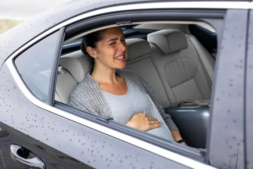 Роды с автопилотом: в США женщина стала матерью в движущейся машине без водителя