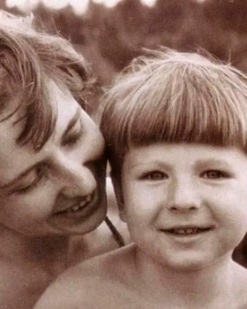 Как выглядели 15 российских звёзд в раннем детстве: фото тогда и сейчас