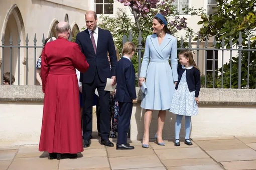 Кейт Миддлтон и принц Уильям с детьми после посещения пасхальной службы в Беркшире, Великобритания, 17 апреля 2022 года