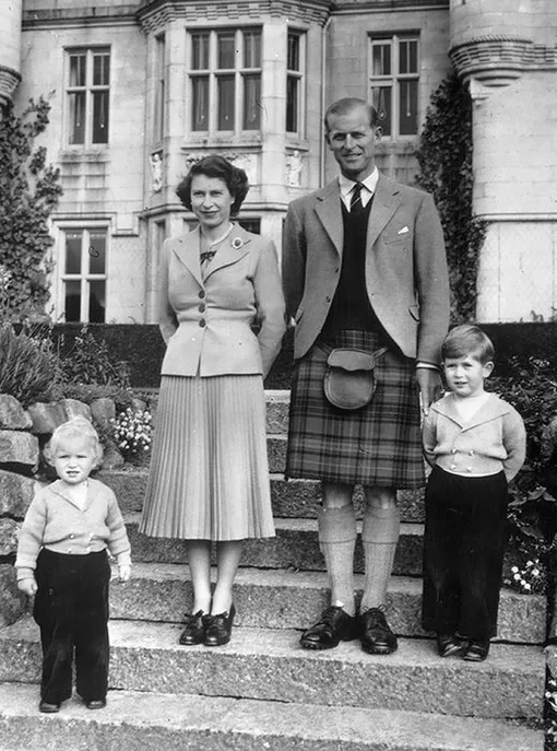 королева Елизавета с мужем и детьми